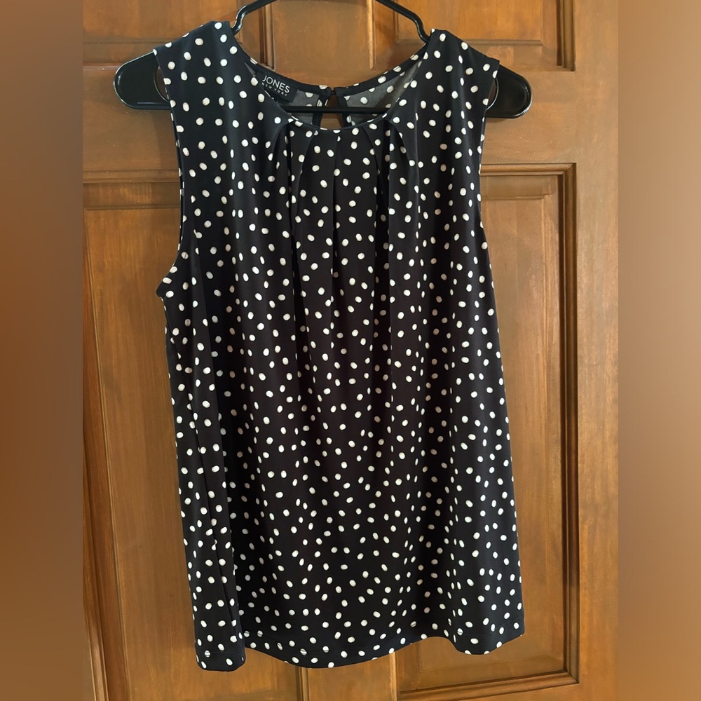 Sleeveless Jones NY top